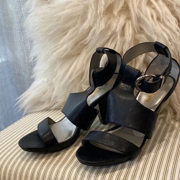 Me Too Elegant Leather Black Women's Sandals - Picture 1 of 8